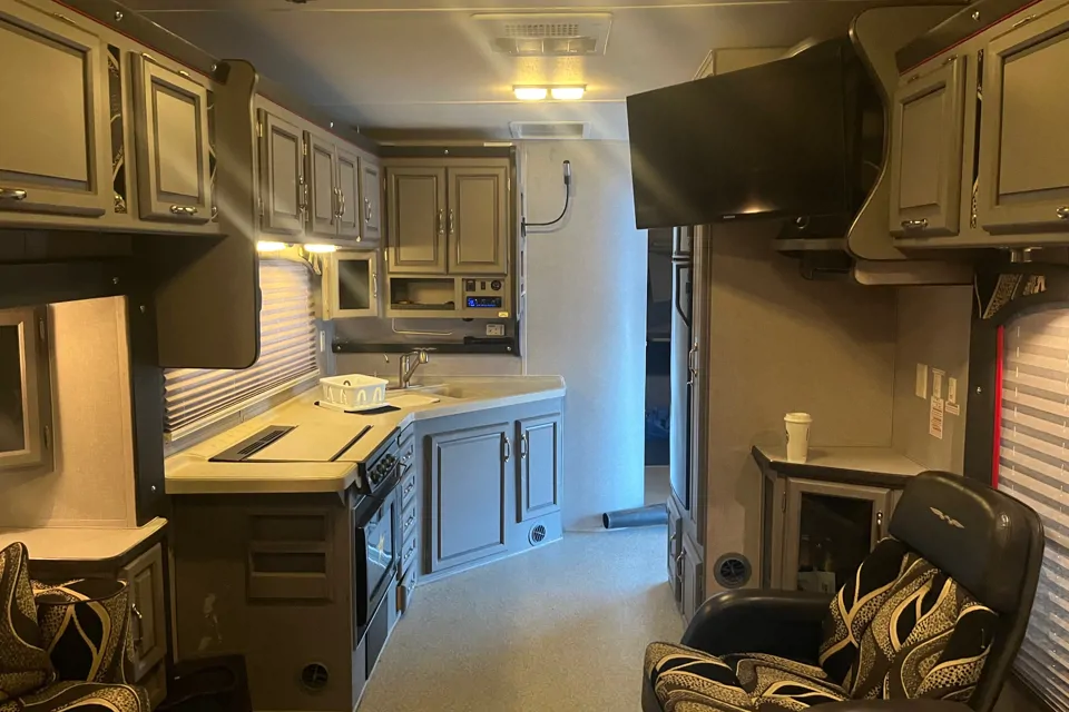 Dominic 's Weekend Warrior 32 FSW Toy Hauler in Riverside, California