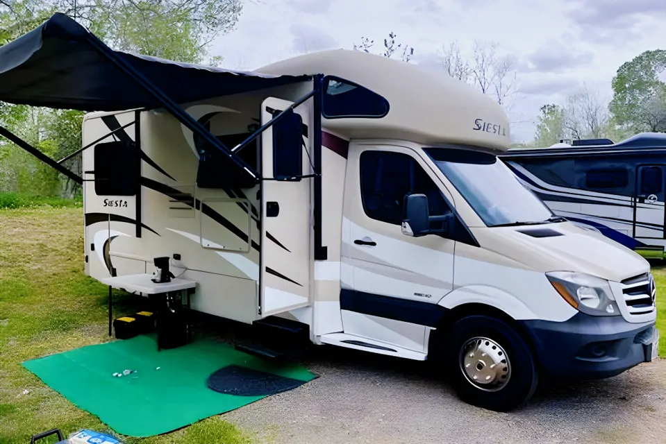 Marco & Gina's Luxury Mercedes-Benz RV Rental (Diesel)  à Sacramento, California