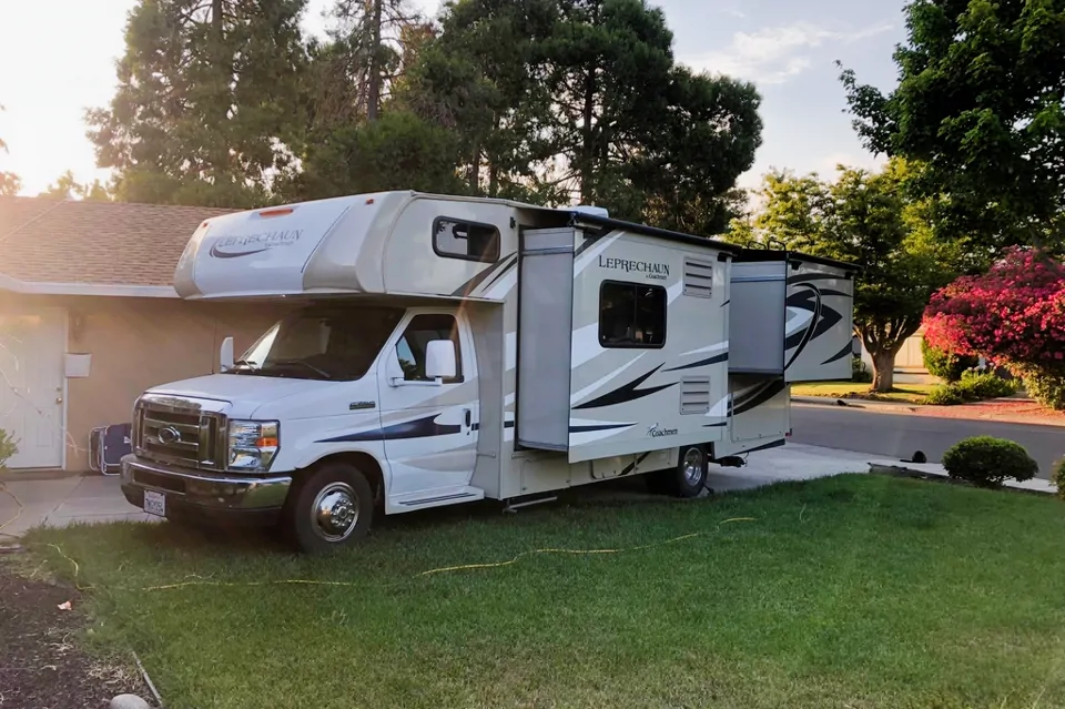 Tom Tom Coachmen Leprachaun Class C in Livermore, California