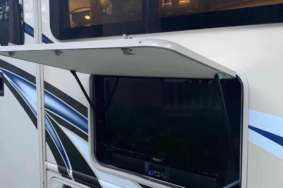 Sleeps 10 - Pet Friendly - Unlimited Miles! - 2020 Thor Motorcoach with 3 Bunkbeds and Outdoor Entertainment TV! in Conroe, Texas