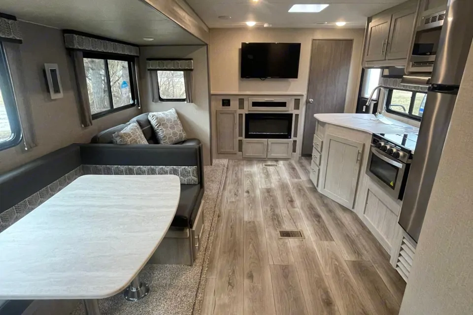 New!!! Coachmen Catalina Legacy 323BHDSCK Travel Trailer in Washington, Michigan
