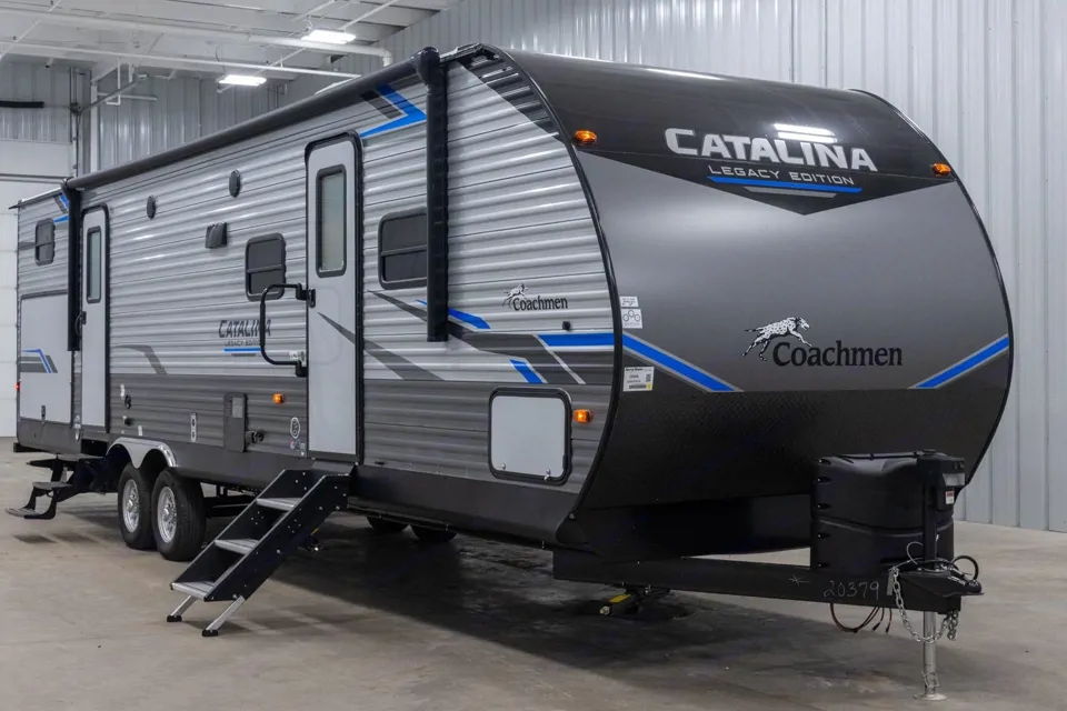 New!!! Coachmen Catalina Legacy 323BHDSCK Travel Trailer in Washington, Michigan