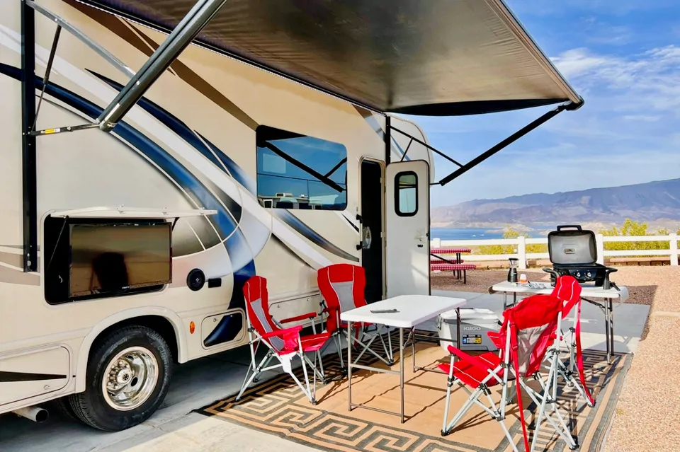 Beautiful 2018 Thor Motor Coach  Four wind 31y Class C à Las-Vegas, Nevada