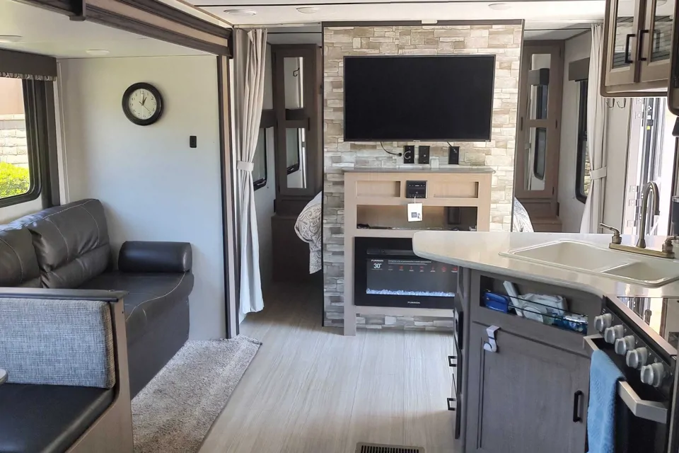 James's Keystone 26LHSWE HIDEOUT Travel Trailer in Corona, California
