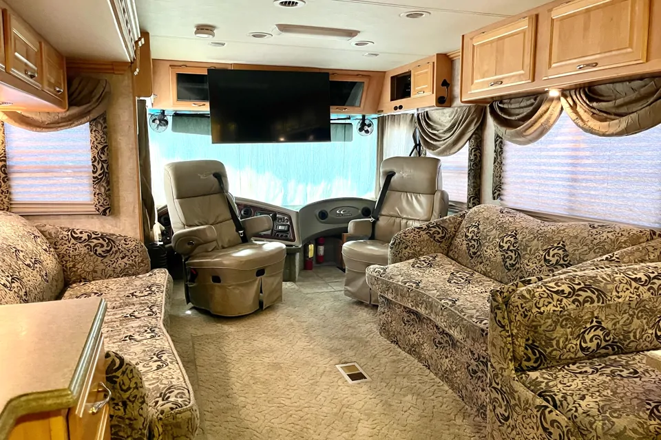 Luxury Motorhome That Is A Home Away From Home Very Spacious & Comfortable in Provo, Utah