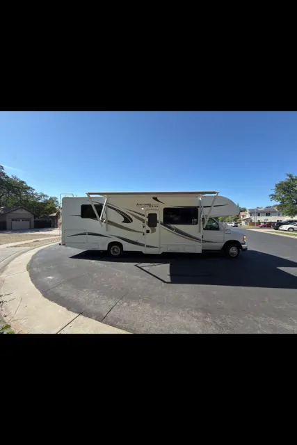 2013 Thor Motor Coach Freedom Elite