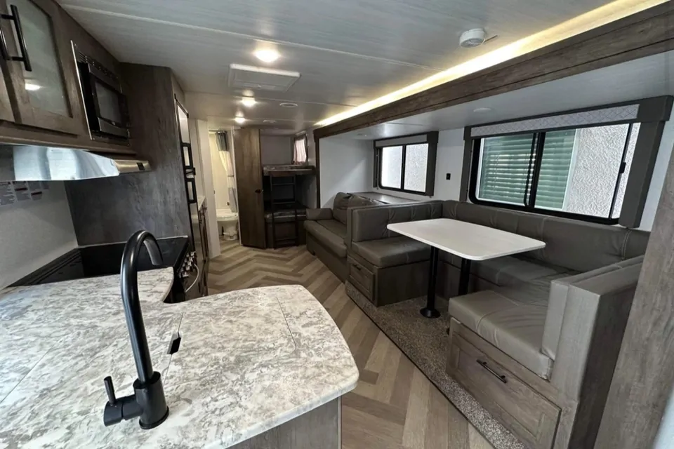 5 Bed Trailer - 32’  - Delivery Only👉🏻 Anywhere you want to go! à Lake-Havasu-City, Arizona