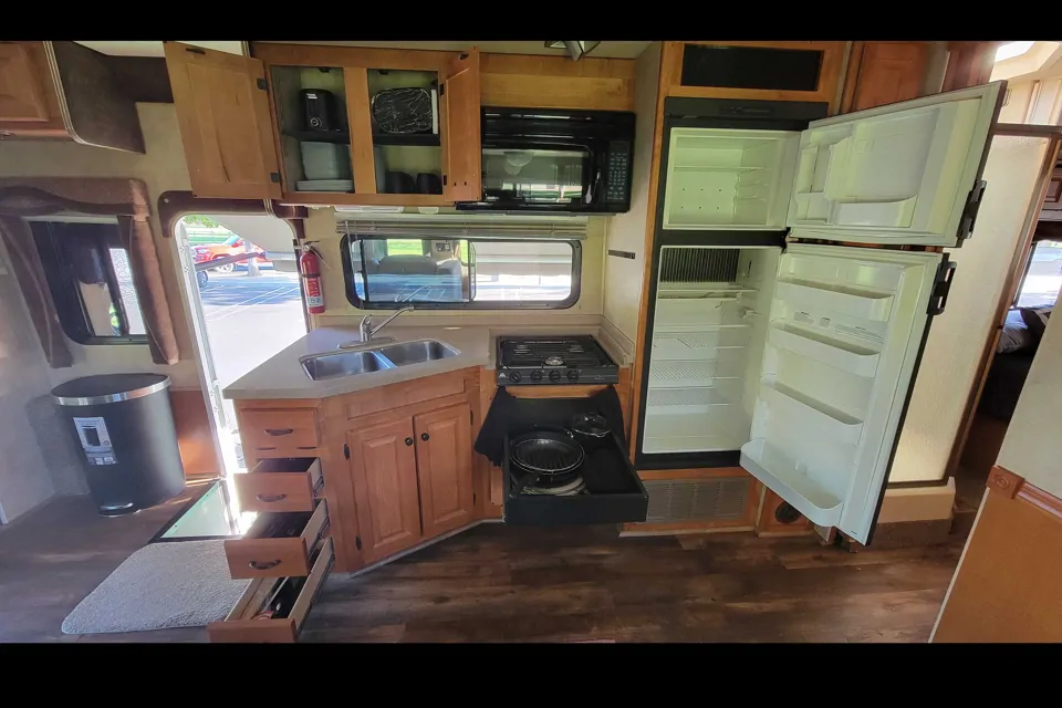 2008 Gulf Stream Supernova 6331