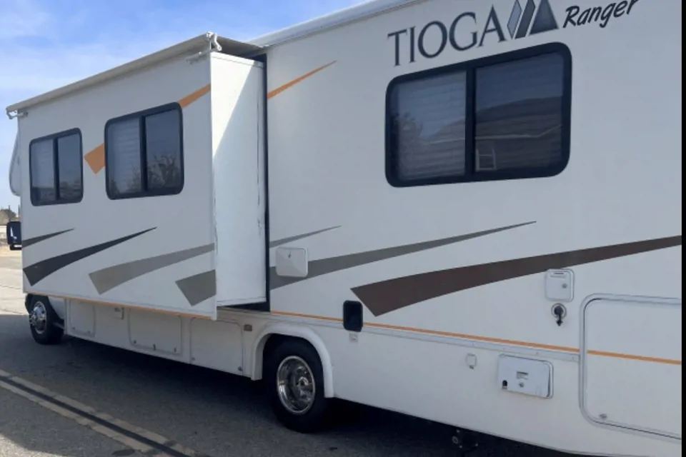 Class C Motorhome in Quartz-Hill, California
