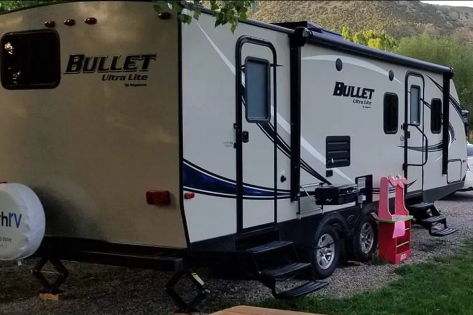 Larsen's Keystone Bullet Ultra-lite w/ solar in Ririe, Idaho