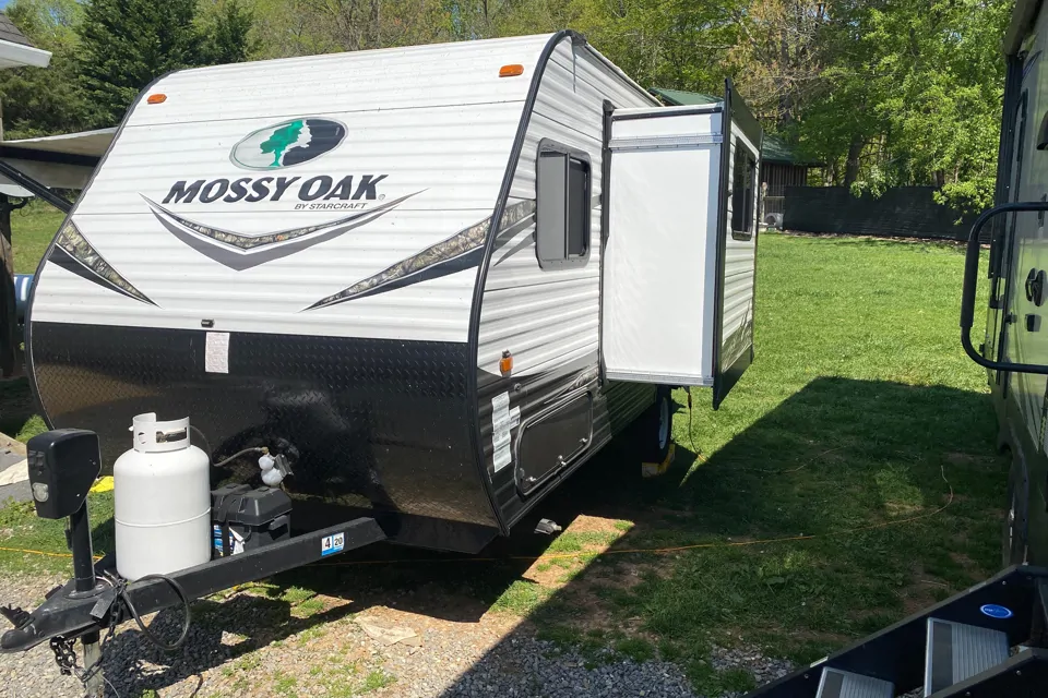 Ryan's Starcraft Mossy Oak 18BHS Travel Trailer à Vesuvius, Virginia