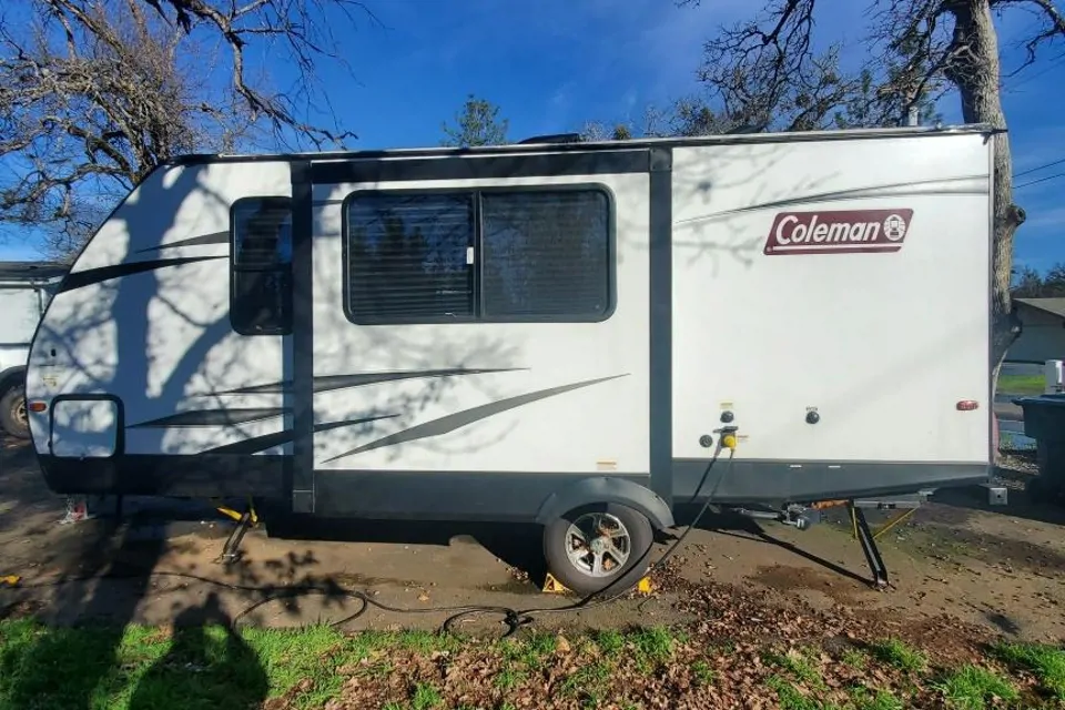 Maria's Coleman 1905bh Travel Trailer à Earp, California