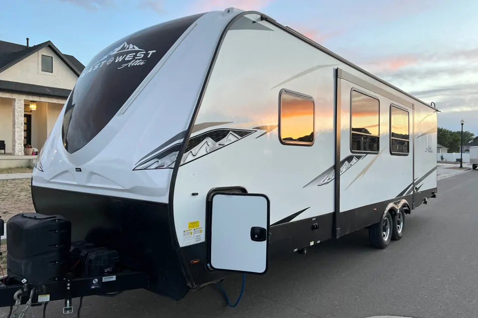 Joseph 's East to West Alta 2800KBH Travel Trailer in Clinton, Utah