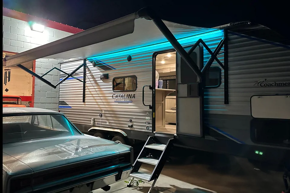 Cozy getaway in this fully loaded luxurious Catalina travel trailer à Red-Oak, Texas