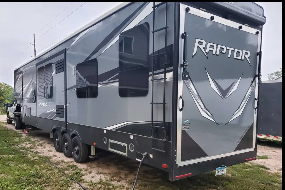 2020 Keystone Raptor Toy Hauler à Elk-River, Minnesota