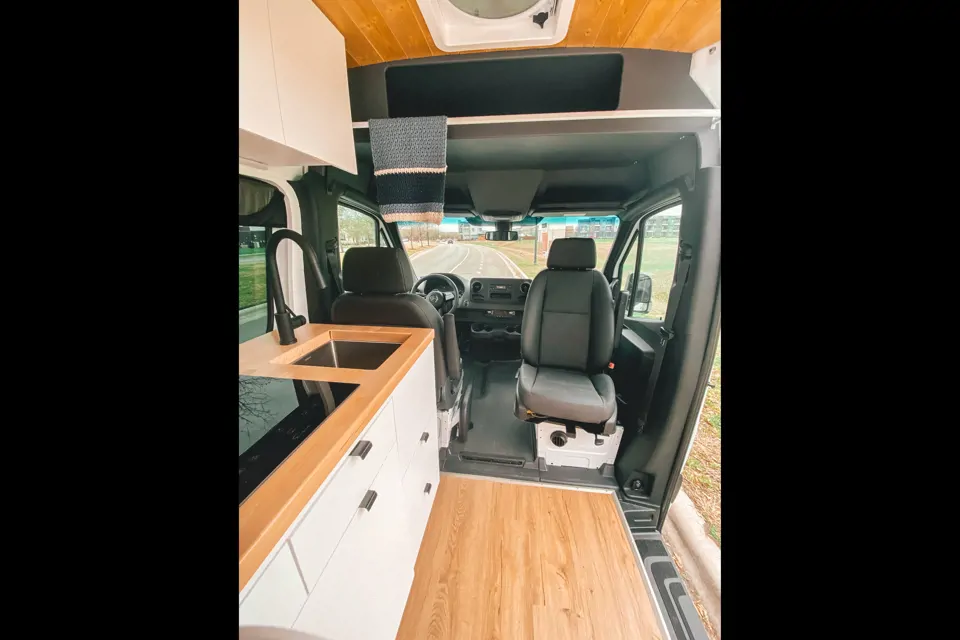 "VANilla" 2020 MB Sprinter, 4x4, High Roof, Diesel & Solar Powered à Austin, Texas