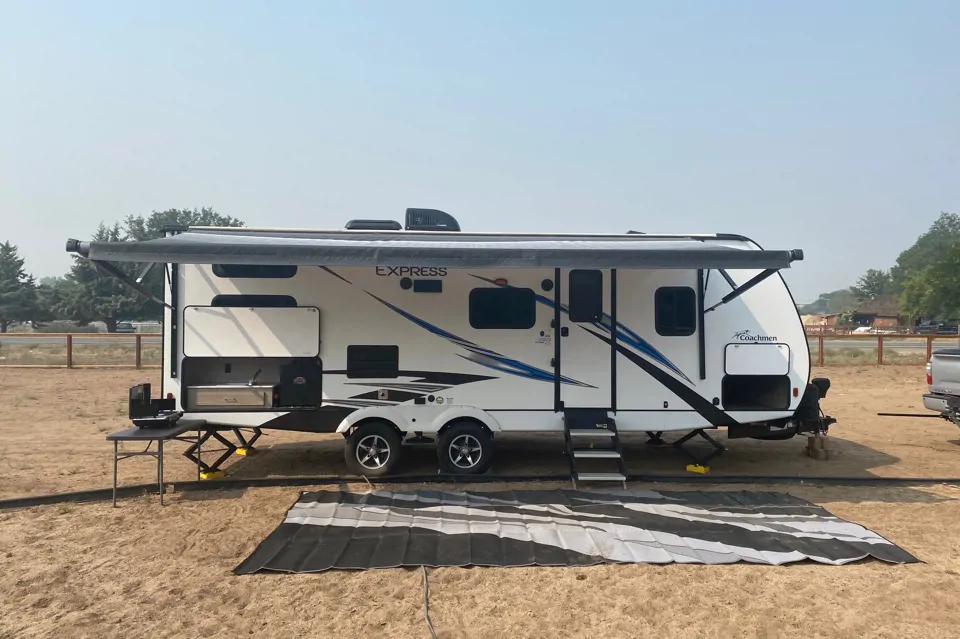 Chris's Coachmen Freedom Express Ultra Light Travel Trailer à New-Washoe-City, Nevada