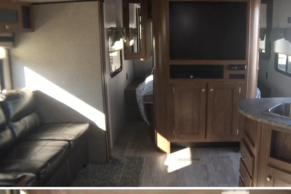 Travis's Heartland Trailrunner 31SLE Travel Trailer in Alvarado, Texas