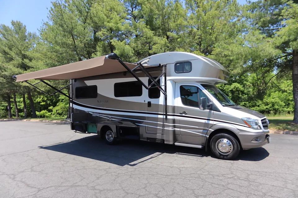 2020 Winnebago Navion 24j
