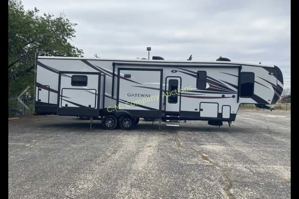 Robert's Heartland Gateway 3800RLB 5th Wheel in New-Braunfels, Texas