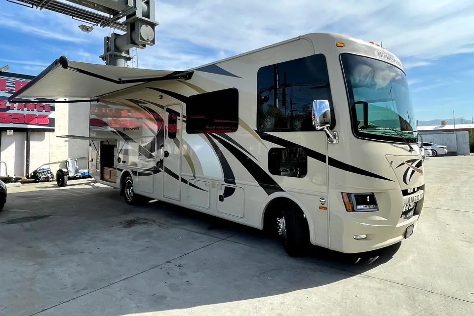 A&H DIRECT RV RENTALS Thor Motor Coach Windsport -no need specials license to drive- in North-Hollywood, California