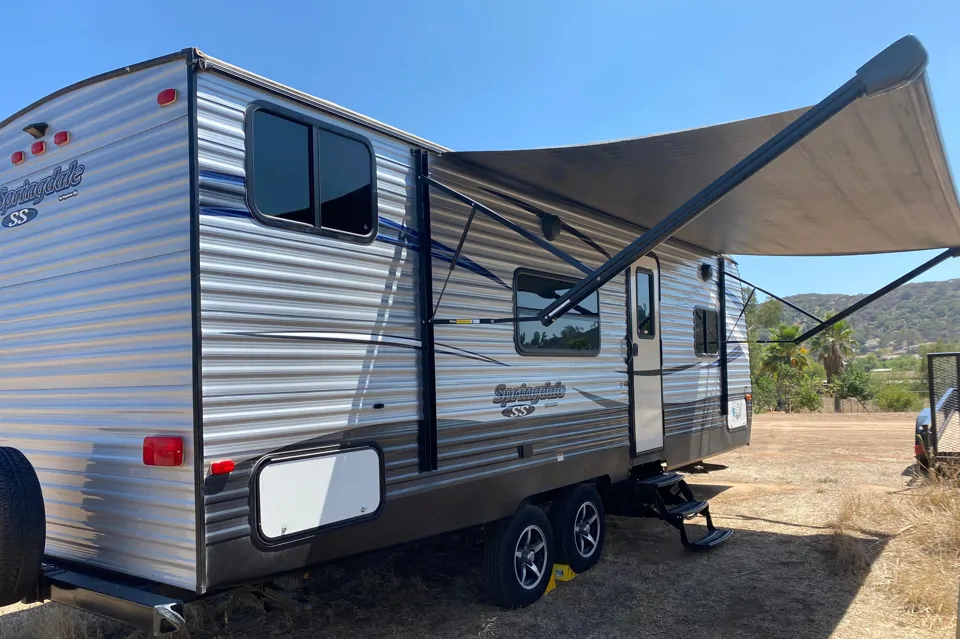 Huey the Keystone Springdale Travel Trailer à Ramona, California