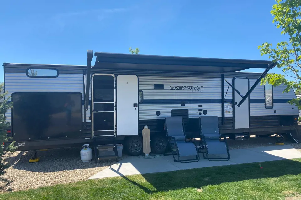 Waldo's Cherokee Grey wolf Travel Trailer in Miramar, Florida