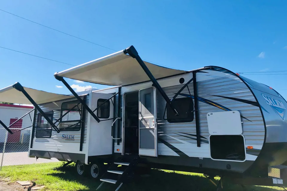 Scott's Beautiful and Clean 2019 Forest River Salem 27RE in Okeechobee, Florida