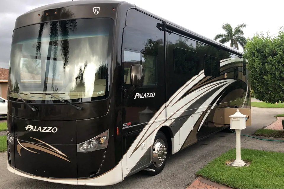 Manuel Thor Motor Coach Palazzo Class A in Miami, Florida