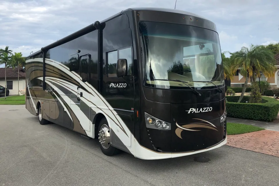 Manuel Thor Motor Coach Palazzo Class A à Miami, Florida