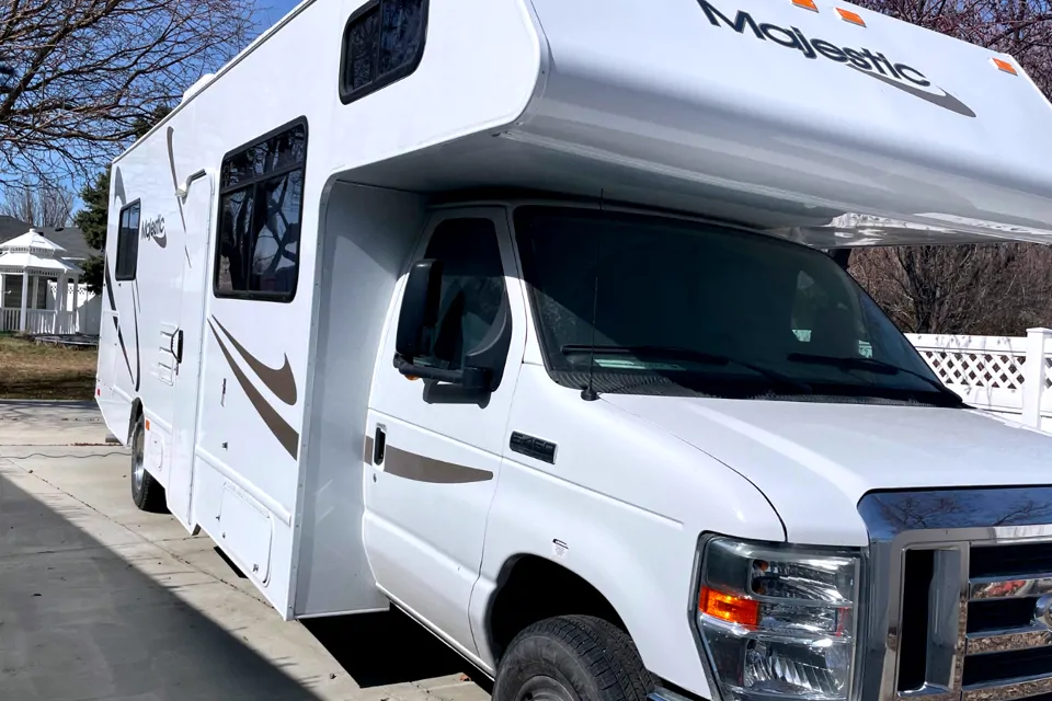 2012 Thor Motor Coach 2012 Majestic Leisure Craft Ford 450 V10 Class C