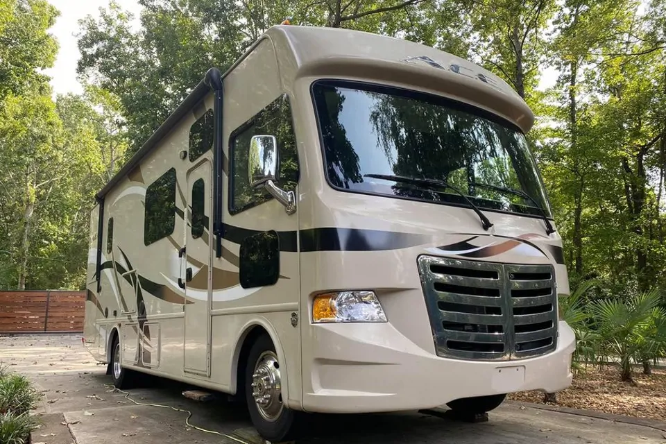 Spacious Thor Motor Coach ACE 29.3 Class A in Acworth, Georgia