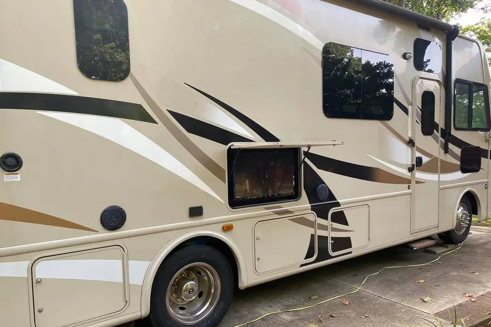Spacious Thor Motor Coach ACE 29.3 Class A in Acworth, Georgia