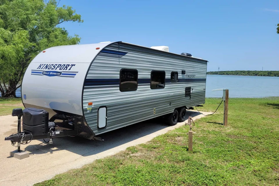 Travis's Gulf Stream 27BHG Travel Trailer à Alvarado, Texas