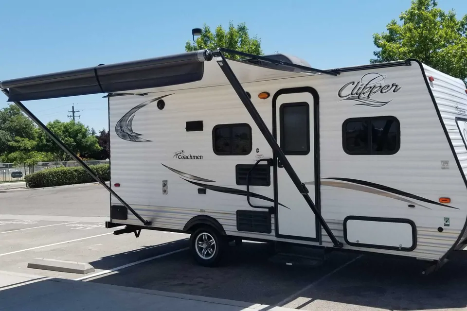 Hurtado's Coachmen Clipper Travel Trailer à Fresno, California