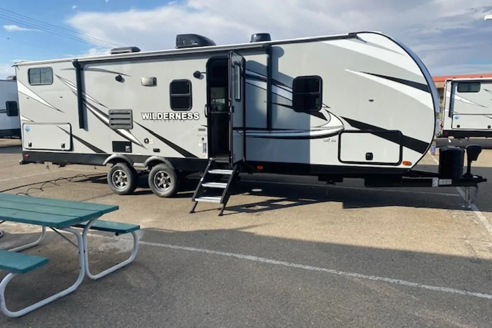 Brian and Son's 2021 Heartland Wilderness Travel Trailer à San-Bernardino, California