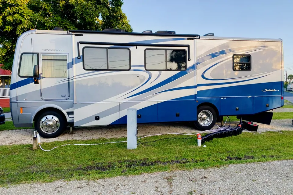 DealBreaker Adventures' Fleetwood Southwind Class A à Naples, Florida