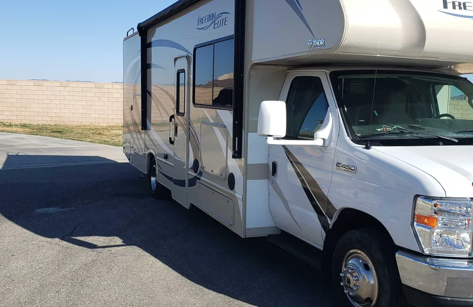 2017 Thor Motor Coach Freedom Elite 