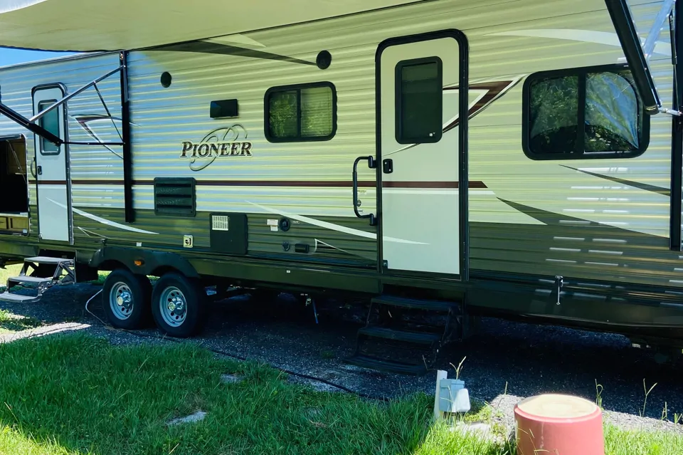 Janet's Heartland Pioneer Travel Trailer à Osteen, Florida