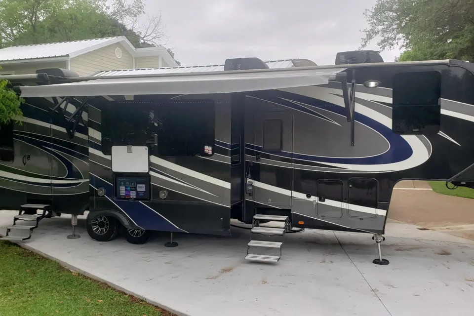 2018 GRAND DESIGN  Momentum 349M Toy hauler 