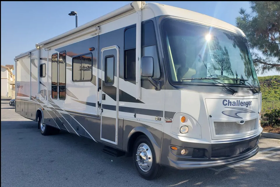 2008 Damon Challenger 378 with King Bed