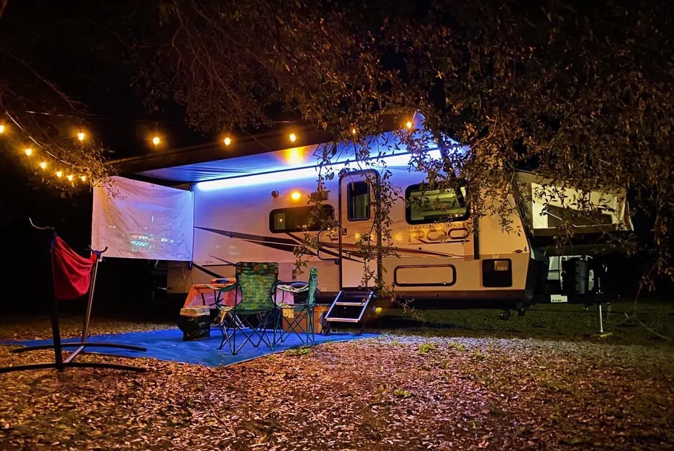 "Casa Ahora Inn" A Spacious Camper Perfect For 10 in Branford, Florida