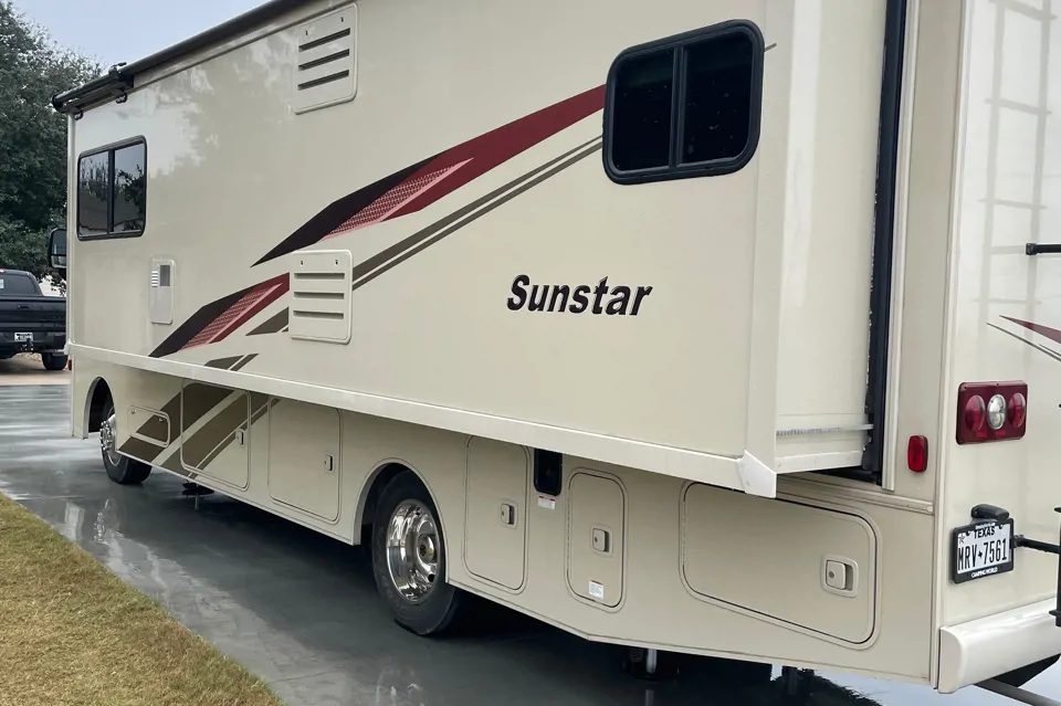 Winnebago sun star 29 v in Pflugerville, Texas
