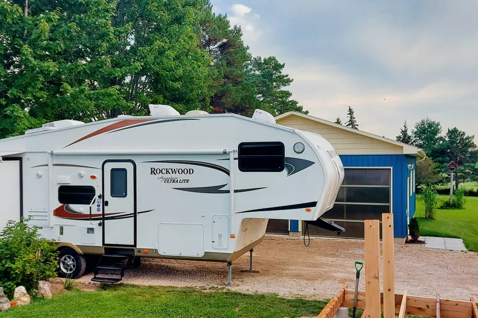 Patricia's Rockwood by Forest River Signature ULTRALITE Fifth Wheel à Tiverton, Ontario