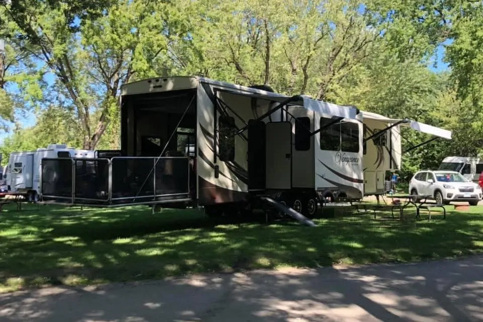 CJ's Forest River Vengeance Luxury Fifth Wheel à Portage, Ohio