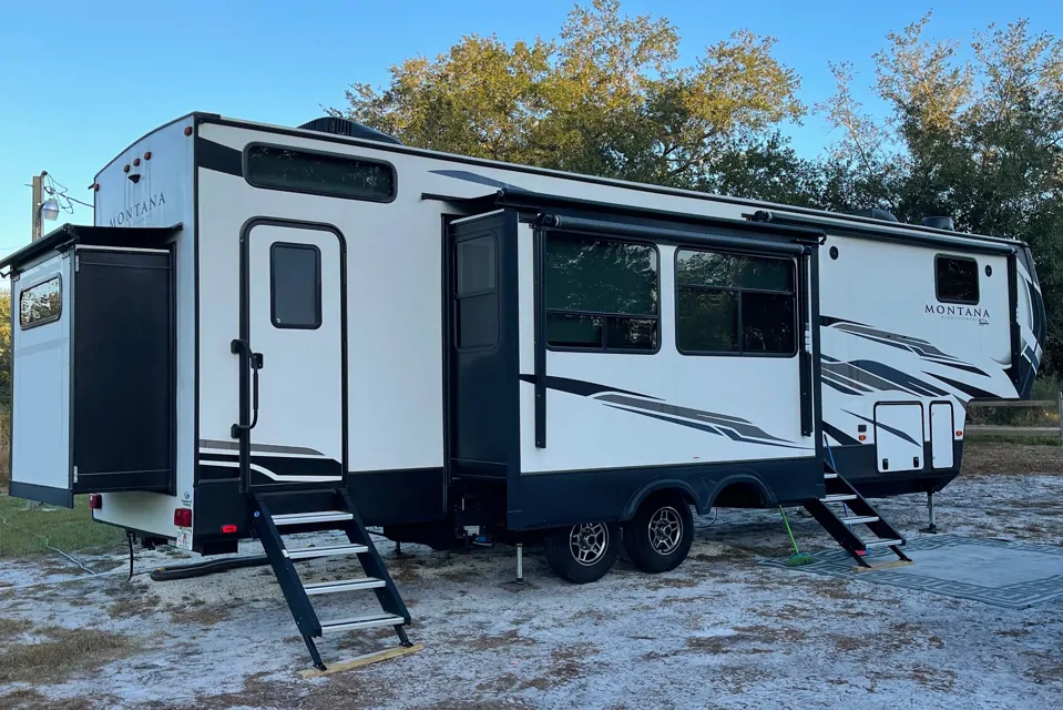 LUXURY Away from home!!! Jonathan’s Montana High Country in Okeechobee, Florida