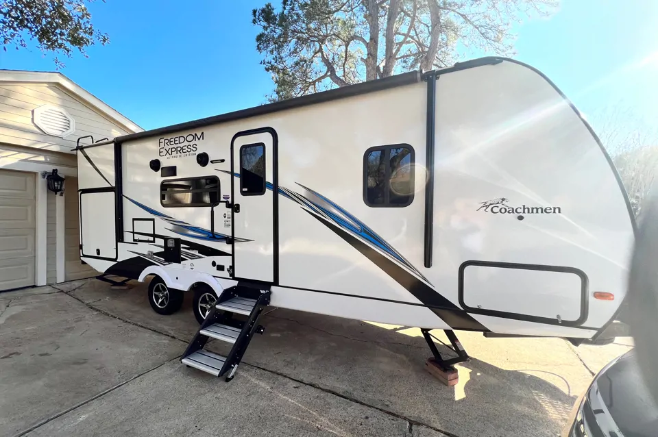 Marco's Coachmen Freedom Express Ultralite edition Travel Trailer in Sugar-Land, Texas