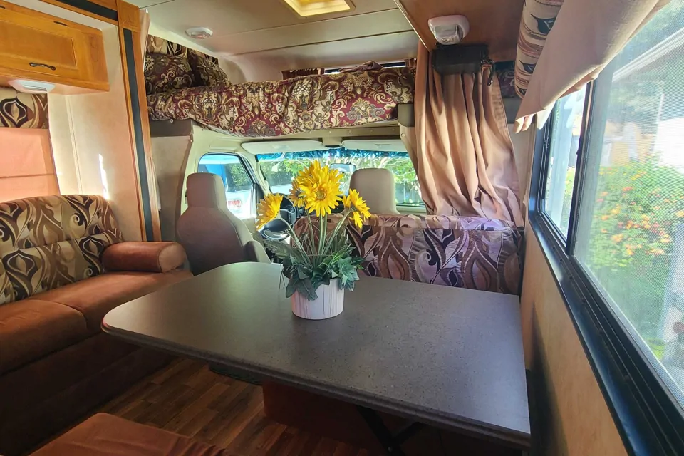OMAR's Coachmen Freelander Class C in San-Leandro, California