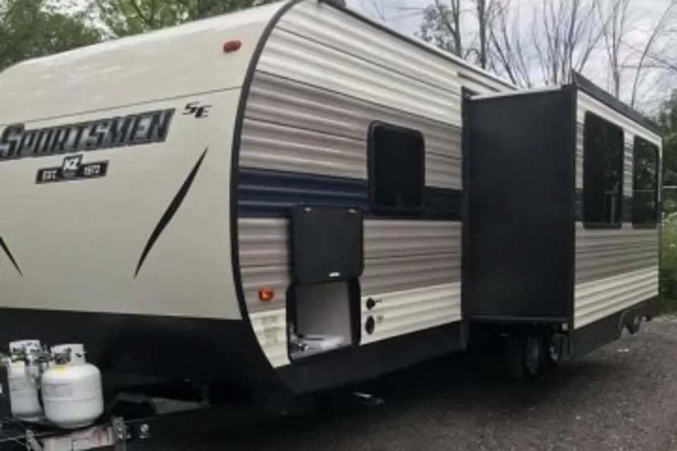 Adam's Sportsmen KZ Travel Trailer in Sainte-Cecile-de-Masham, Quebec