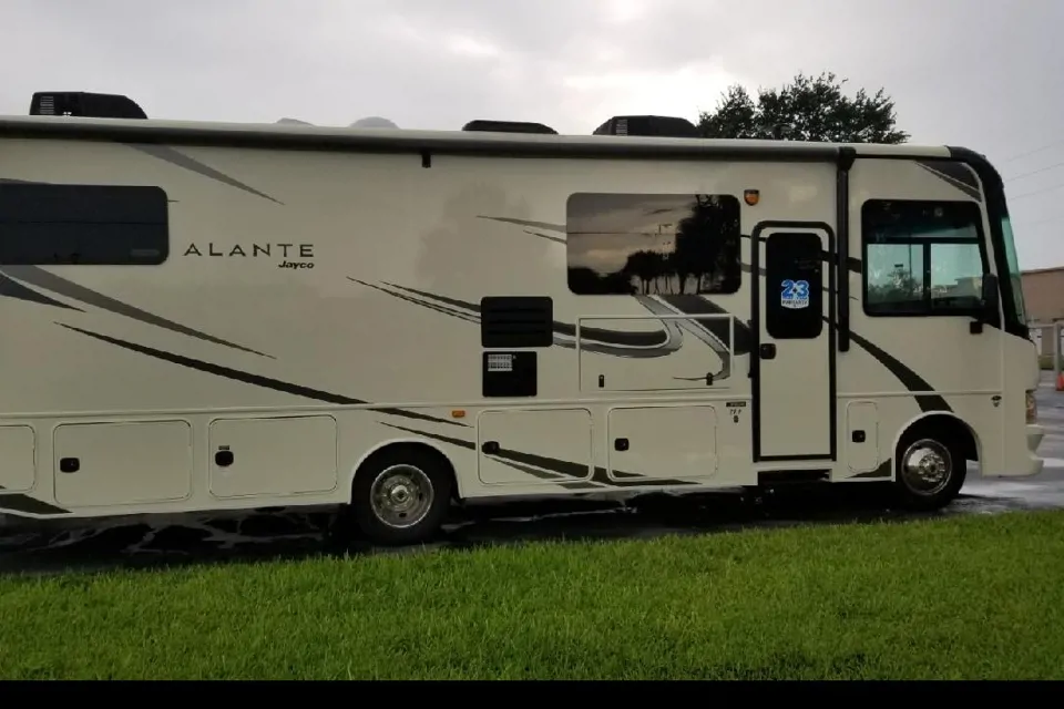 Jayco Alante 29F Class A in Doral, Florida